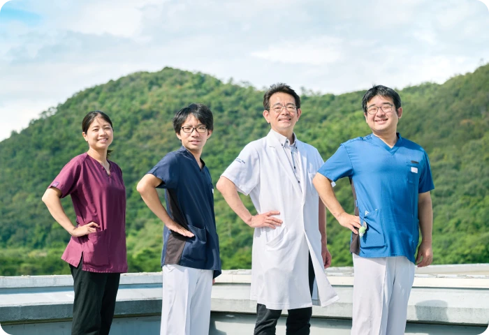 屋上に並ぶ医師たち