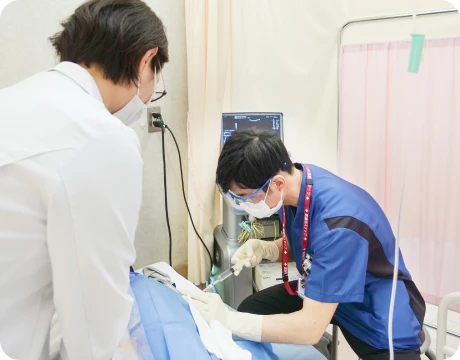 手技を経験する研修医