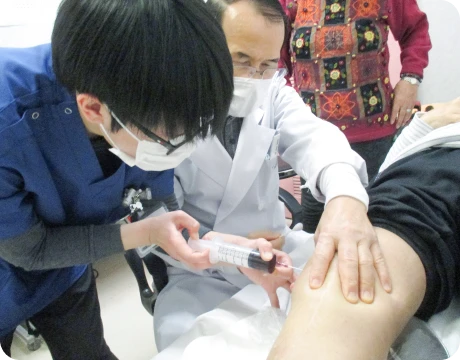 指導医の指導を受ける研修医
